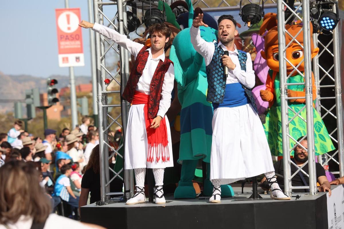 Una de las primeras carrozas con música y animación en el Bando de la Huerta.