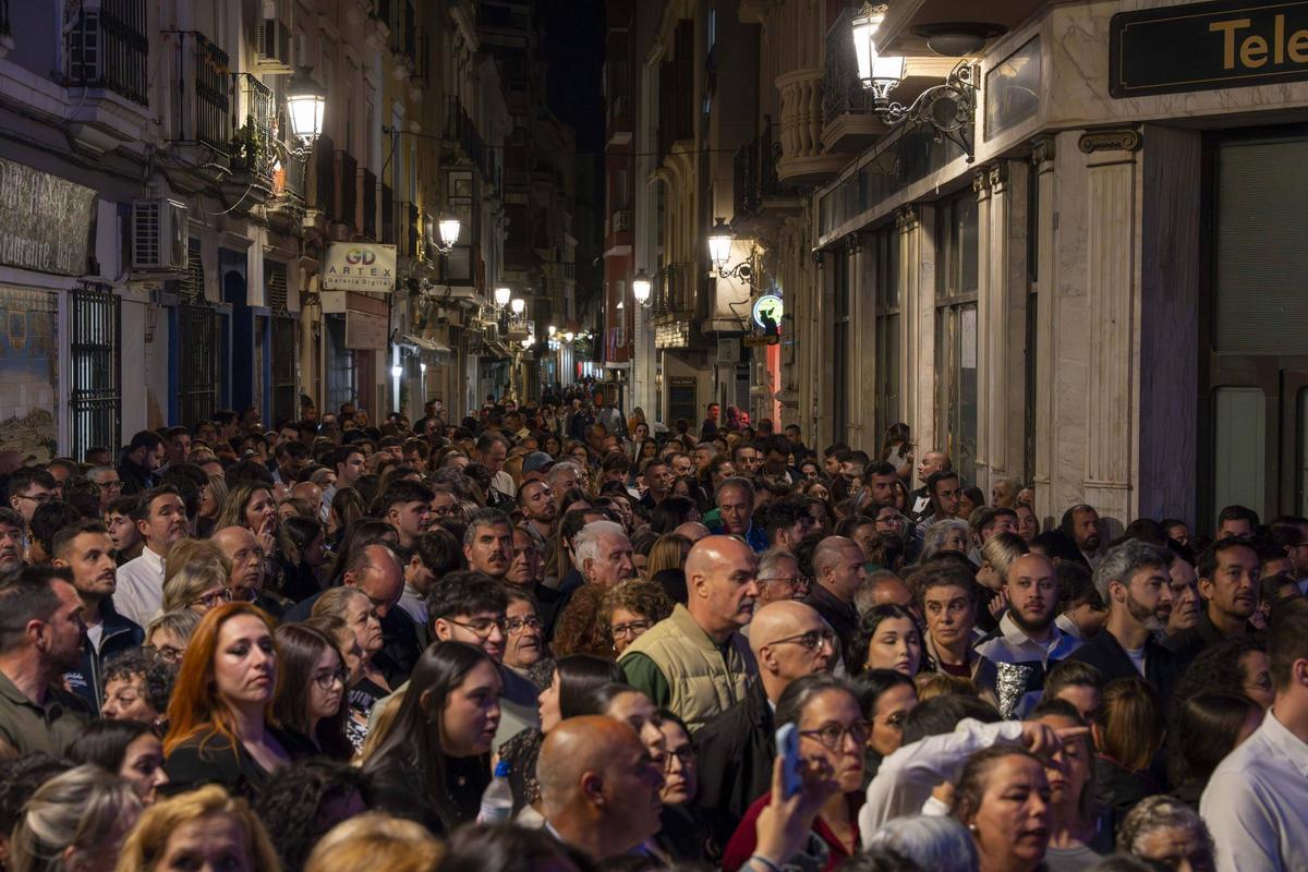Fotogalería | Miles de fieles acompañan a la Soledad en su procesión más sobria por el Casco Antiguo de Badajoz Fotogalería | Miles de fieles acompañan a la Soledad en su procesión más sobria por el Casco Antiguo de Badajoz