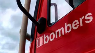 Un incendio en Rubí quema por completo un camión y un turismo y afecta a otros vehículos y edificios