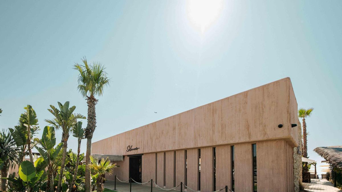 Silencio Beach Club está situado en el Paseo Marítimo de Los Álamos, en Torremolinos