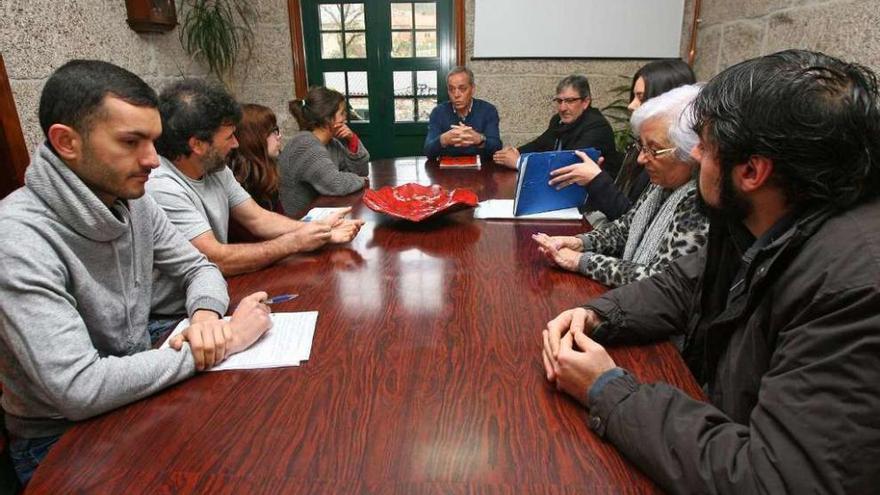 Reunión entre José Balseiros y siete integrantes de esta plataforma. // Bernabé/Cris M.V.