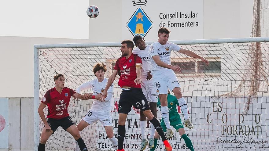 El Formentera iguala (2-2) en Valencia en la última jornada y se garantiza otra campaña más en la Segunda RFEF