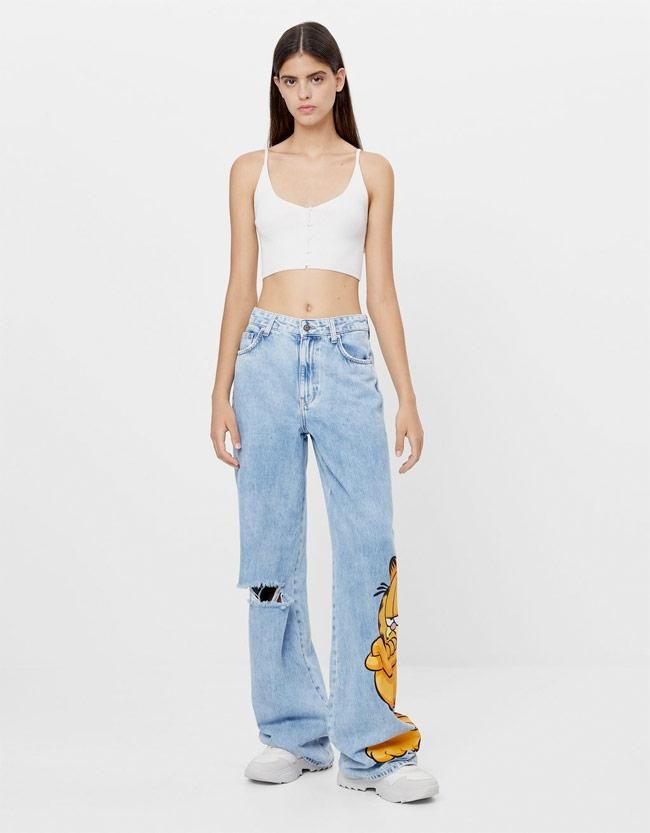 Look con vaqueros anchos de Garfield & Bershka, top y zapatillas