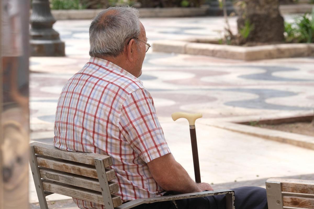 Un jubilado descansa en un banco de la Explanada de Alicante.