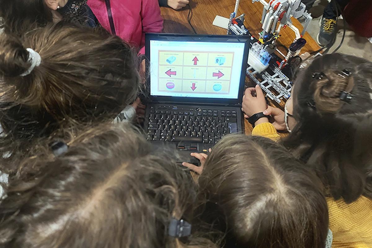Un grup d'alumnes participen al taller educatiu del projecte