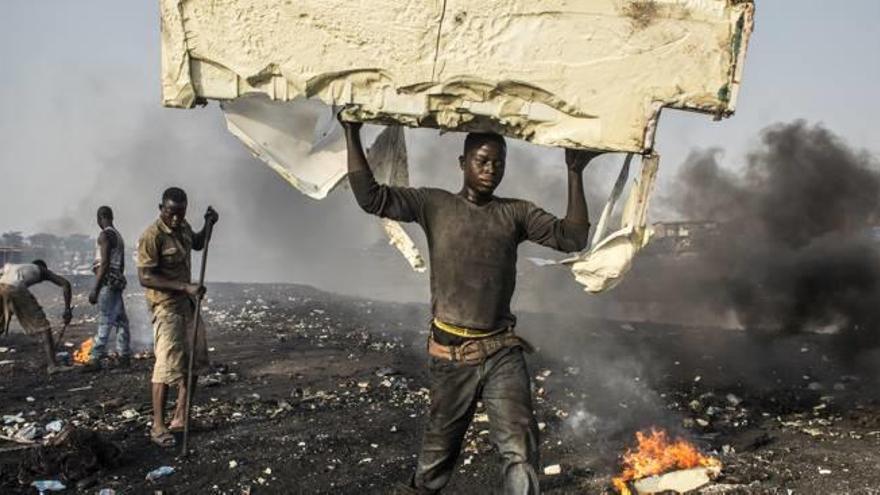 Un joven recoge basura en el vertedero tecnológico de Agbogbloshie en Accra (Ghana).