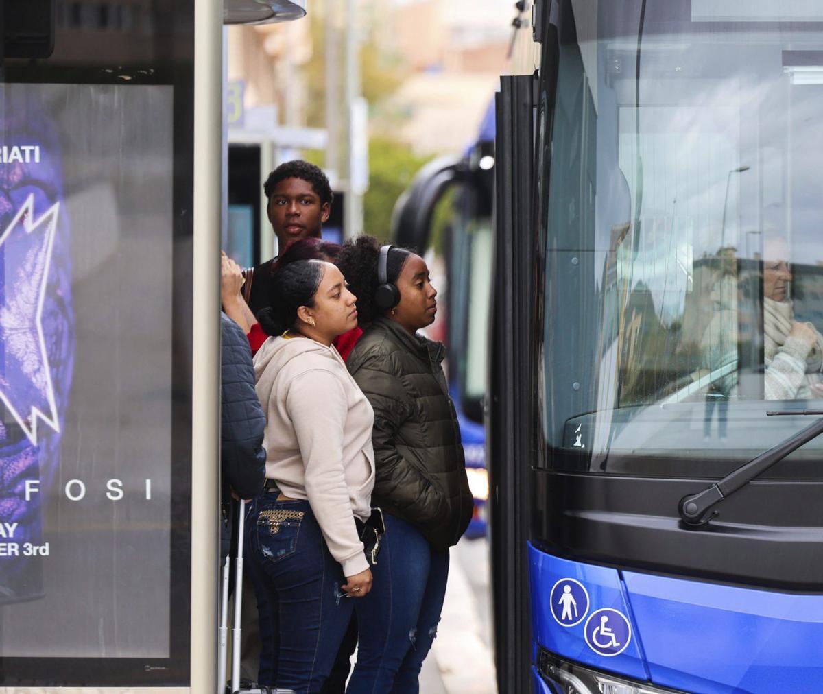 Imagen del primer día del nuevo servicio de transporte público en Eivissa.