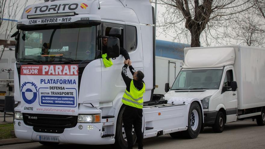 El Gobierno recula y adelanta la reunión con los transportistas para frenar los paros