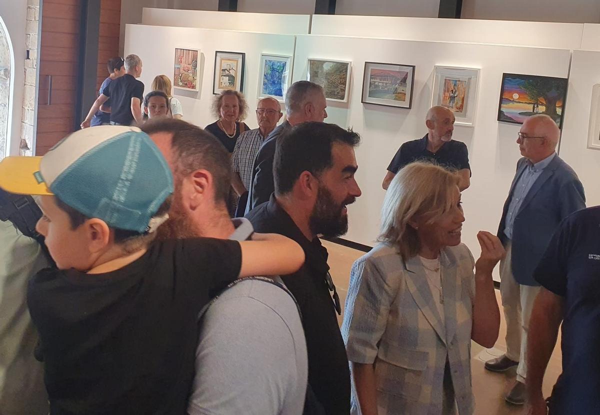 La inauguración de una exposición de Vivian Esteban.