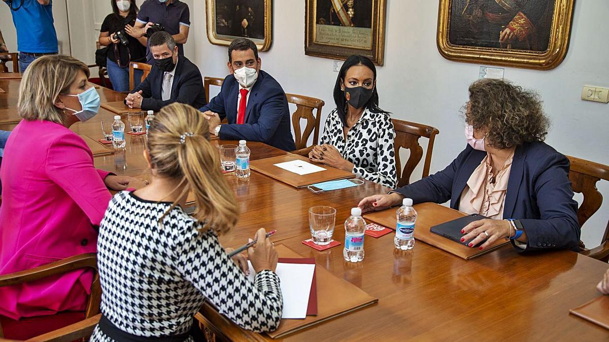 Representantes del Gobierno local, regional y Autoridad Portuaria durante la reunión.