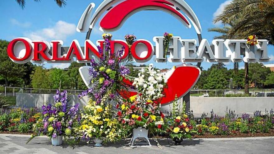 Flors, en record de les víctimes, a l&#039;entrada d&#039;un hospital d&#039;Orlando