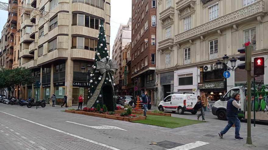 El árbol de Navidad de Castelló amanece sin trineo