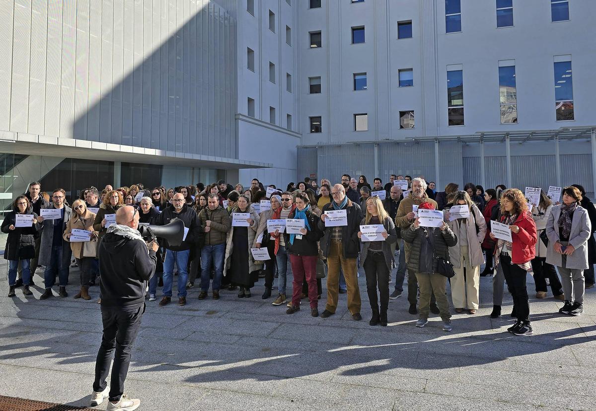 Funcionarios de la Ciudad de la Justicia de Vigo, en una concentración que celebraron para pedir más personal y medios para el Tribunal de Instancia.