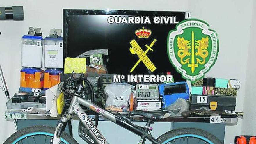 La subdelegada del Gobierno y el teniente coronel de la Guardia Civil observan algunos de los objetos recuperados.