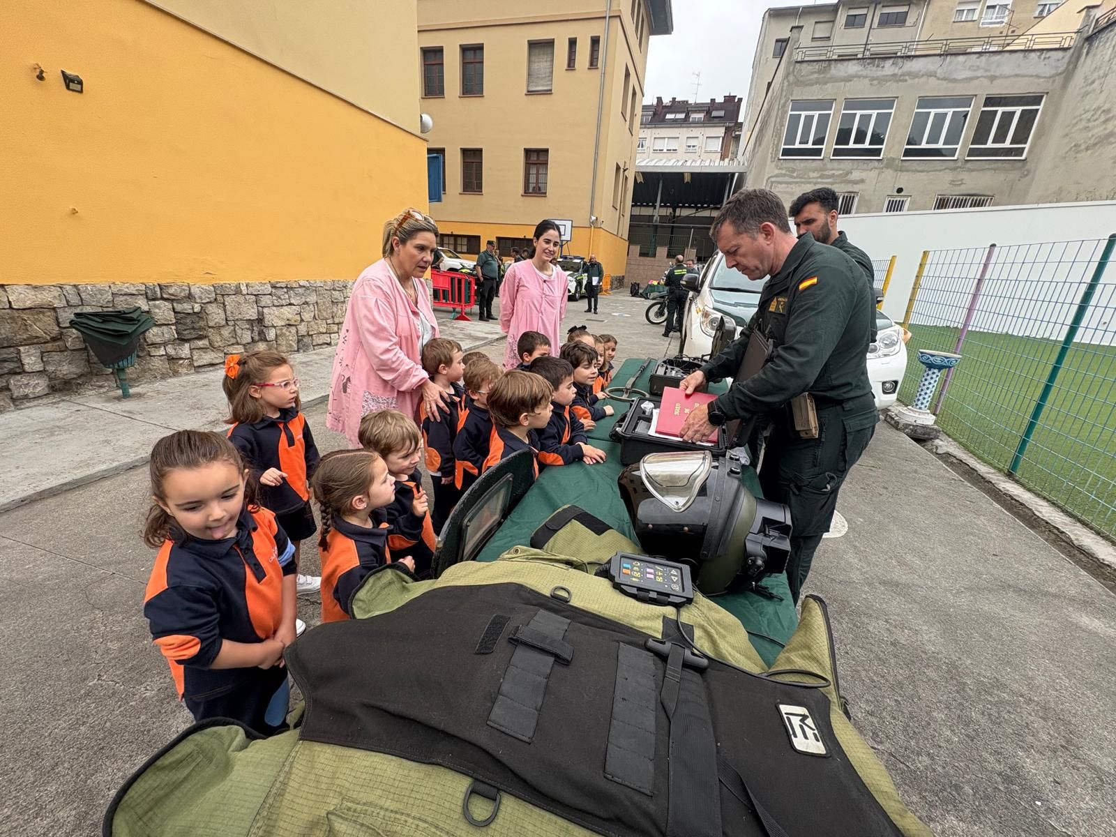 Exhibición de la Guardia Civil en el Colegio María Inmaculada de Laviana
