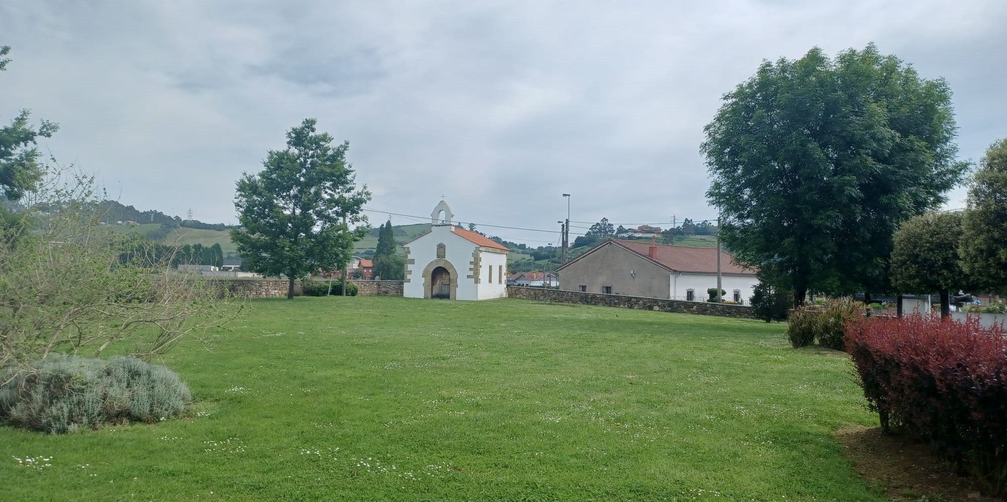 Leer en un palacio: así es la biblioteca de Lugo de Llanera, instalada en una casona del siglo XVII