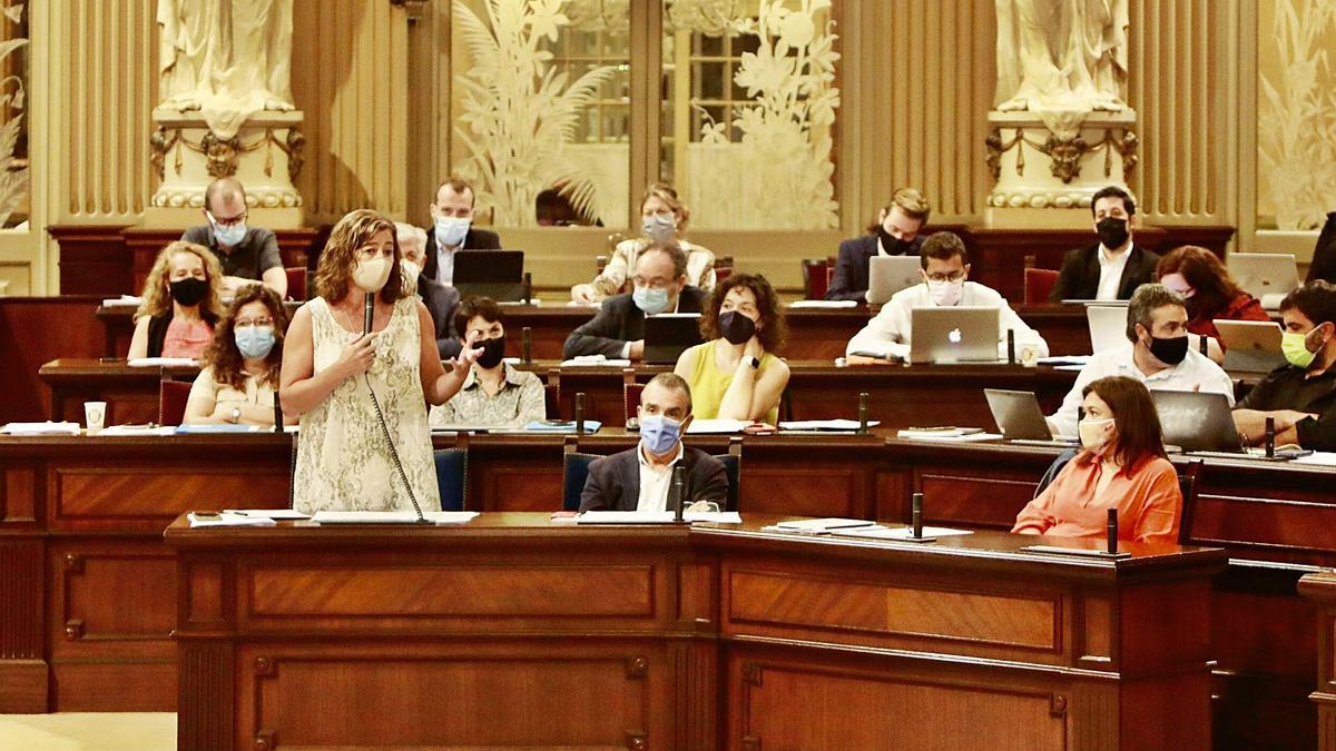La presidenta Francina Armengol, durante una intervención en el pleno del Parlament celebrado ayer. | GOVERN