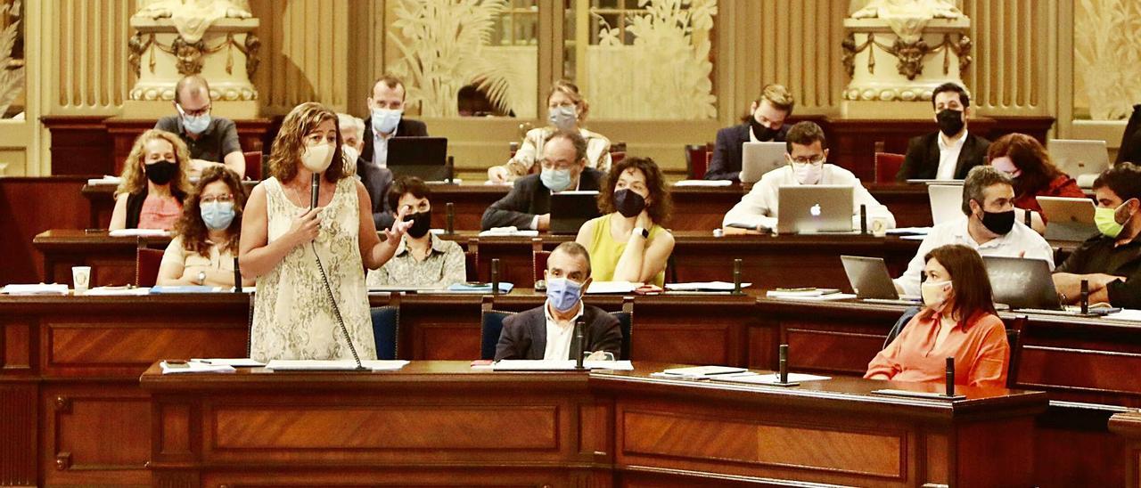 La presidenta Francina Armengol, durante una de sus intervenciones en el pleno del Parlament celebrado ayer. | GOVERN