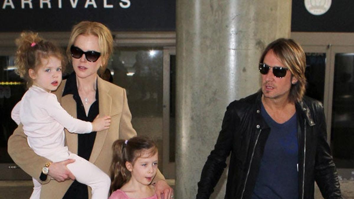 Nicole Kidman con su hija Faith Margaret en brazos, Sunday Rose y Keith Urban