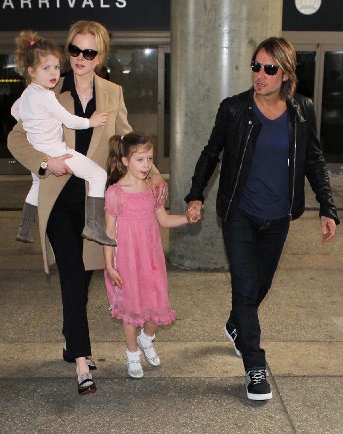 Nicole Kidman con su hija Faith Margaret en brazos, Sunday Rose y Keith Urban