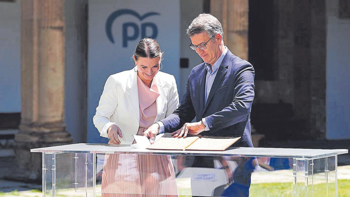 Marga Prohens firma, ante Núñez Feijóo, el acuerdo para homogeneizar la EBAU en 2025