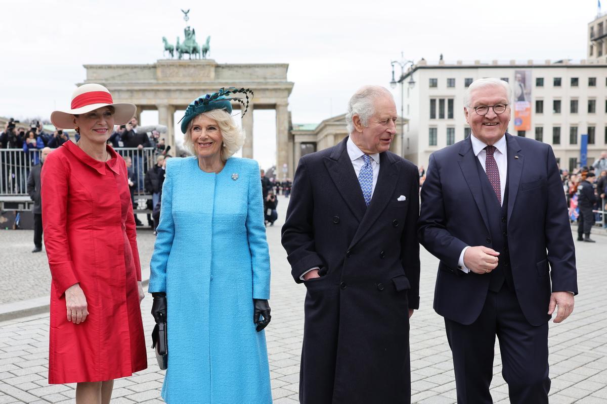  La primera dama alemana Elke Buedenbender, la británica Camilla, la reina consorte y el rey Carlos III y el presidente alemán Frank-Walter Steinmeier llegan para una ceremonia de bienvenida en la Puerta de Brandenburgo en Berlín.