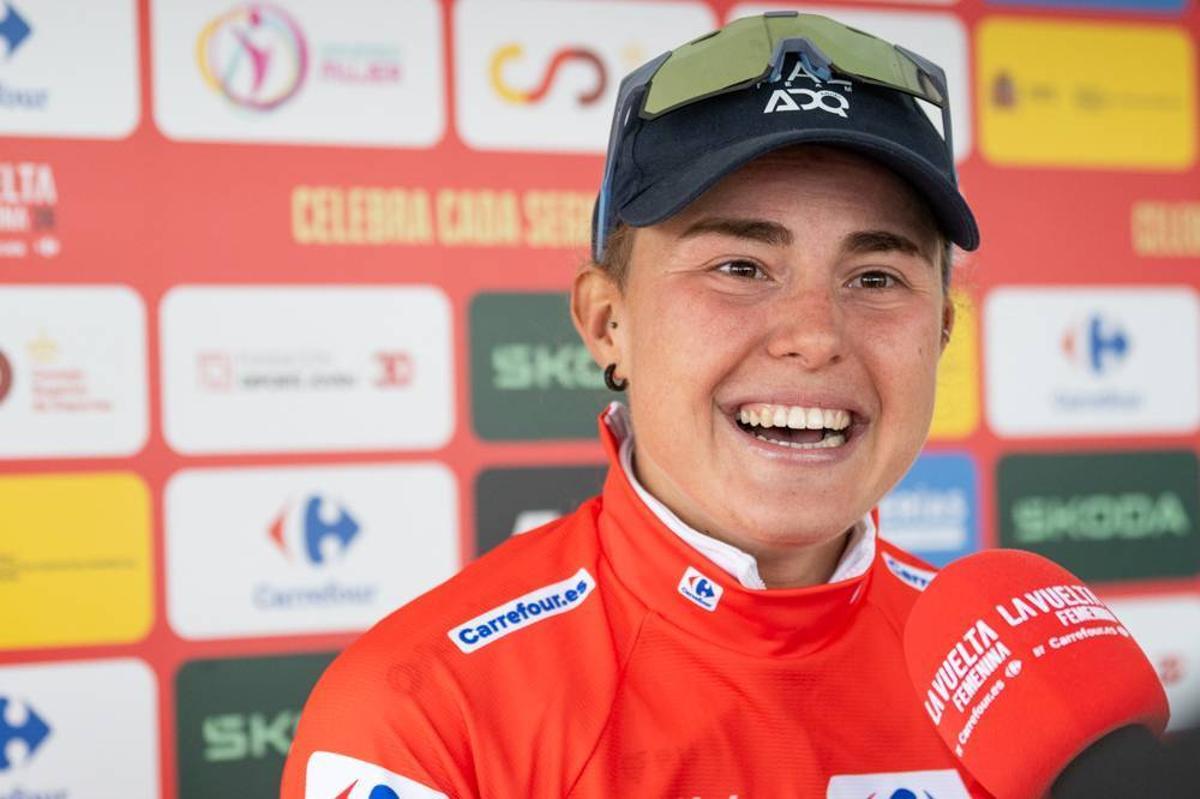 Blasi, con el jersey rojo de líder, en la cumbre del Angliru.