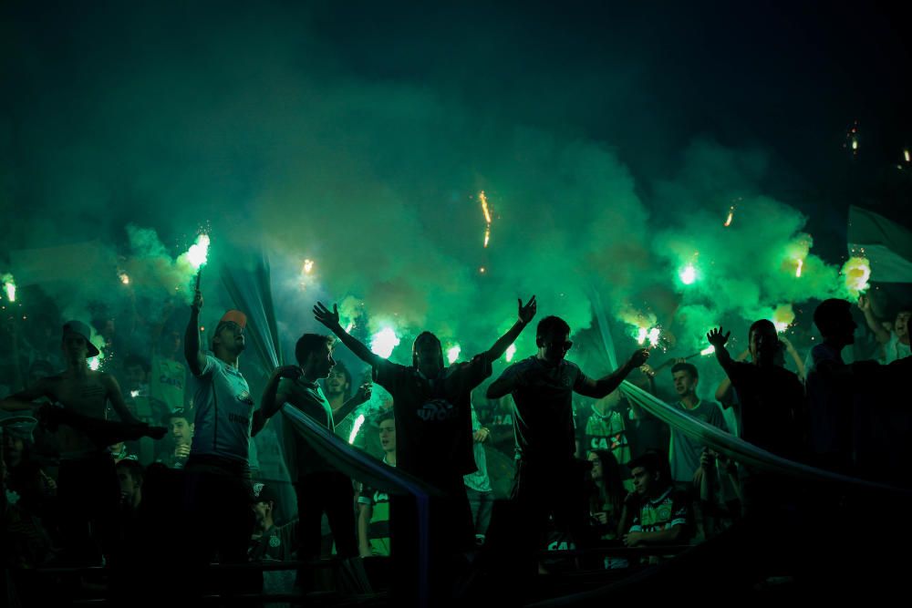 La afición del Chapecoense despide a sus héroes