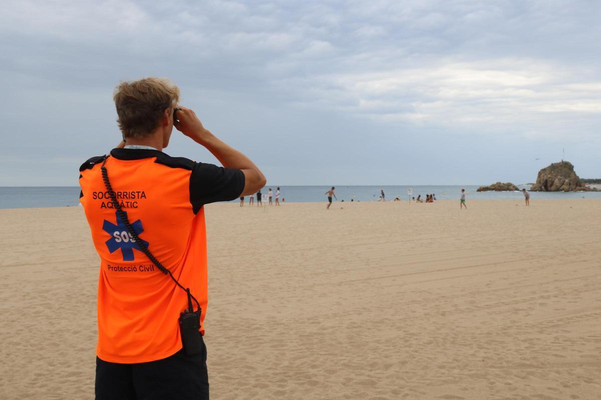 Un socorrista en la playa de Blanes Un socorrista en la playa de Blanes