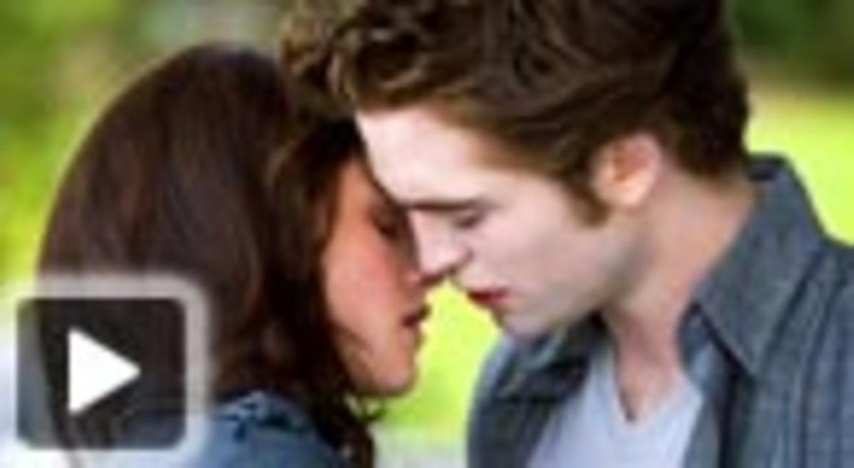 El vampir Edward (Robert Pattinson) i la jove Bella (Kristen Stewart), ídols juvenils de milions d’adolescents de tot el món. El vampir Edward (Robert Pattinson) i la jove Bella (Kristen Stewart), ídols juvenils de milions d’adolescents de tot el món.