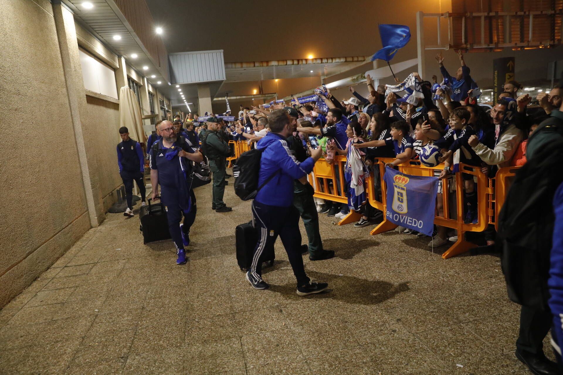EN IMÁGENES: Así fue el recibimiento de la afición al Real Oviedo en el aeropuerto de Asturias