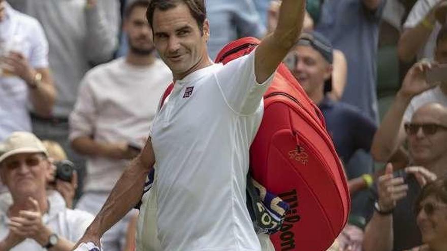 Federer saluda al público tras vencer a Lacko. // Susan Mullane