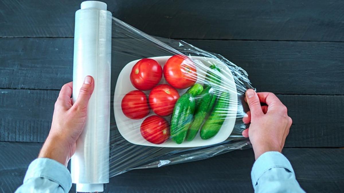 Usos del papel de aluminio o film transparente en la cocina