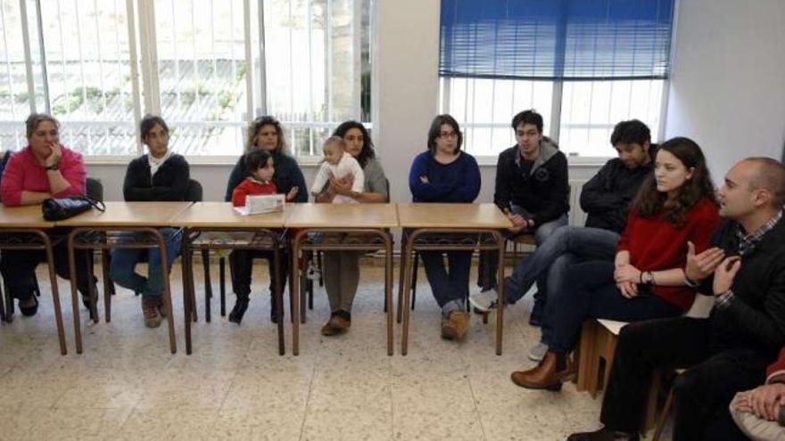 Algunas de las mujeres interesadas en el curso, ayer, en la Fundación Ronsel.  / juan varela