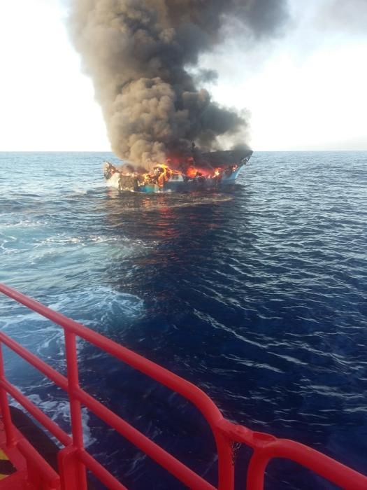 Incendio en un pesquero a dos millas del puerto de La Vila Joiosa