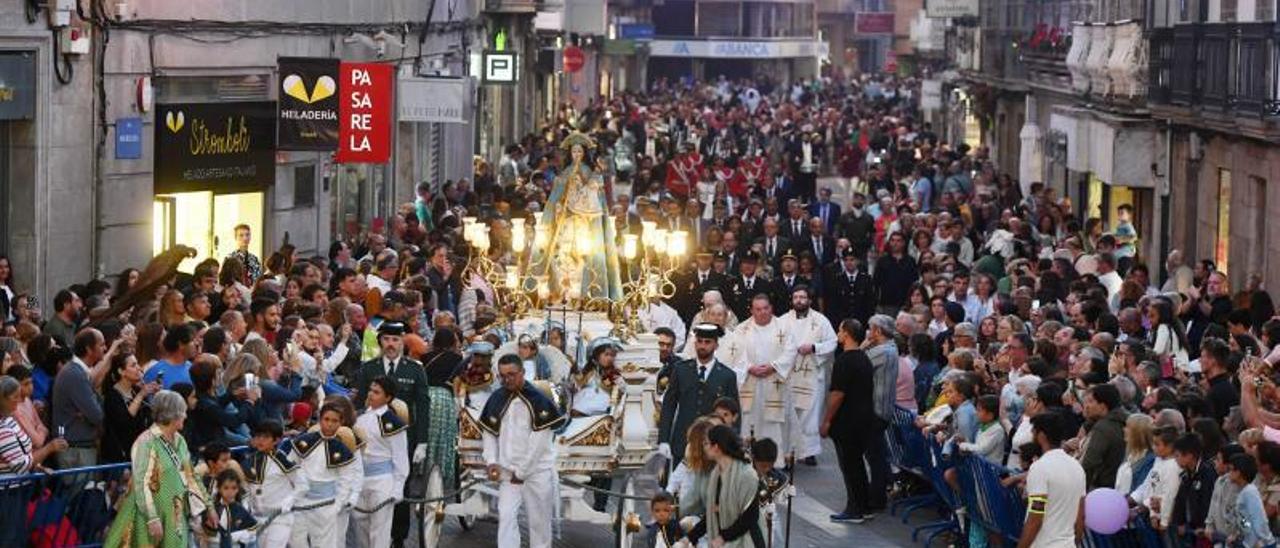 Una vista de la procesión de la Peregrina a su paso por la calle Michelena en la que se aprecia el gran seguimiento que tuvo la comitiva por parte del público.   | // GUSTAVO SANTOS