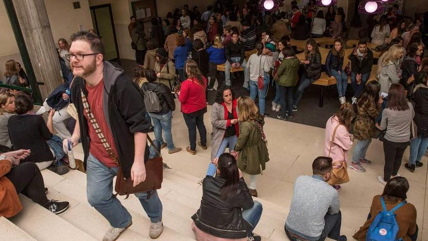 Opositores en el aulario de la Facultad de Economía y Empresa.