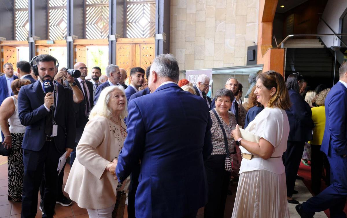 El ministro Ángel Víctor Torres, de espaldas, saluda en los prolegómenos del acto institucional. | JOSÉ CARLOS GUERRA