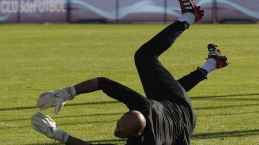 El portero malaguista Willy Caballero, en plena estirada durante una acción en un entrenamiento de esta semana.