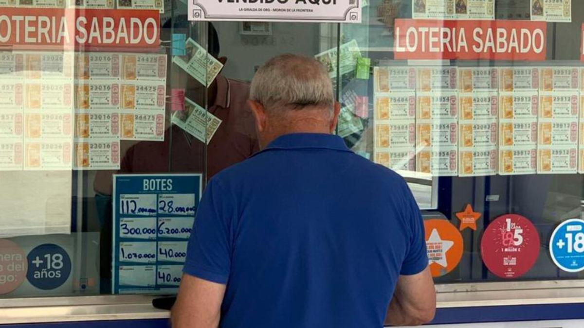 Imagen de archivo de un comprador de lotería