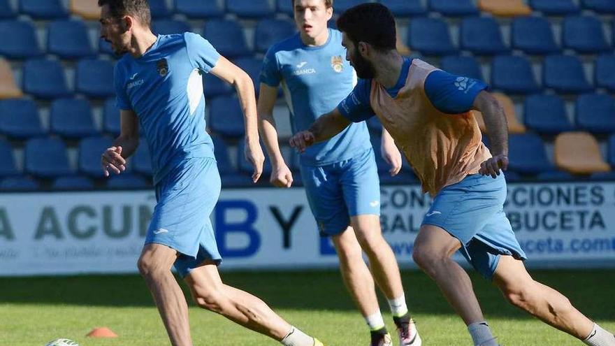 Capi, el juvenil Garrido y Jacobo Trigo durante un entrenamiento en Pasarón. // Rafa Vázquez