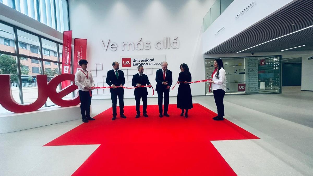 Tradicional corte de cinta en las instalaciones de la Universidad Europea de Andalucía.