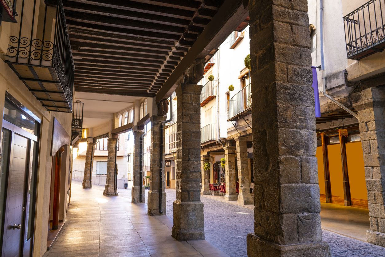 Soportales en Morella.