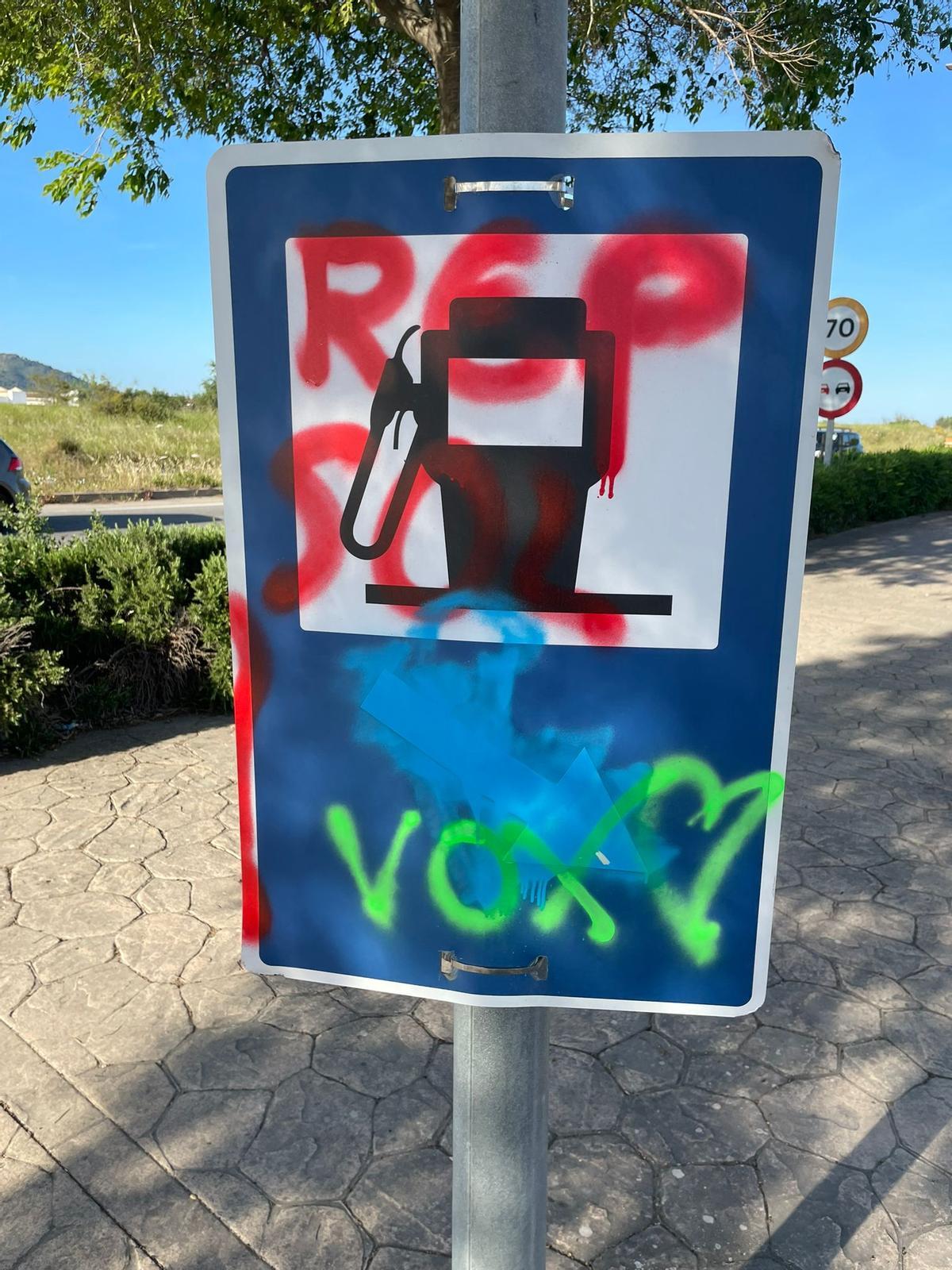 Una de las pintadas hace referencia al partido ultra Vox.