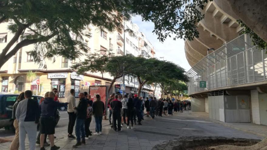 Aspecto de la zona de taquillas del estadio Heliodoro Rodríguez López en la mañana de ayer.