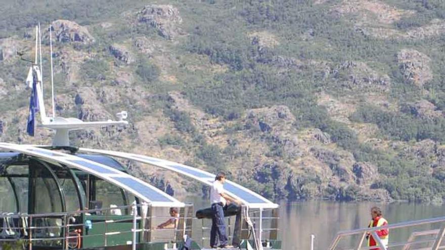 Catamarán de Europarques en el Lago de Sanabria.