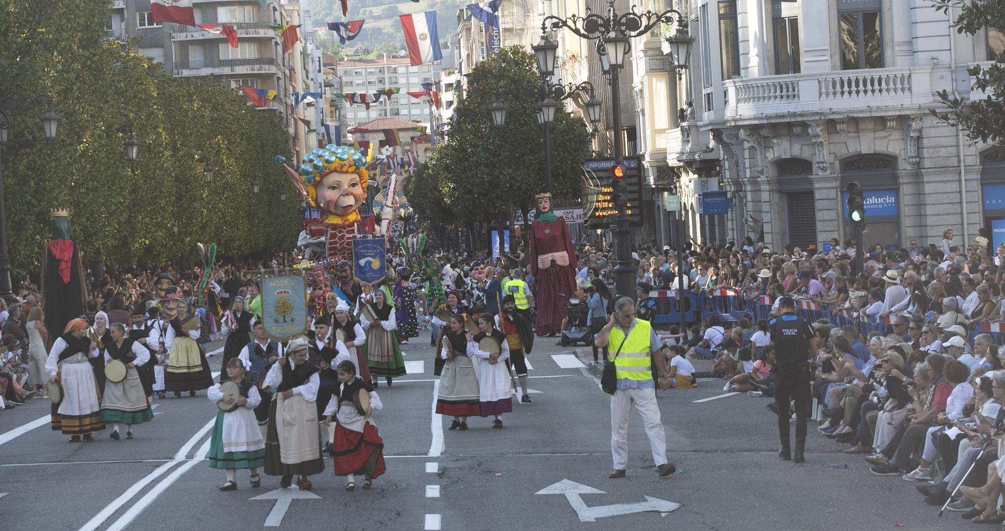 En Imágenes: El Desfile del Día de América llena las calles de Oviedo en una tarde veraniega