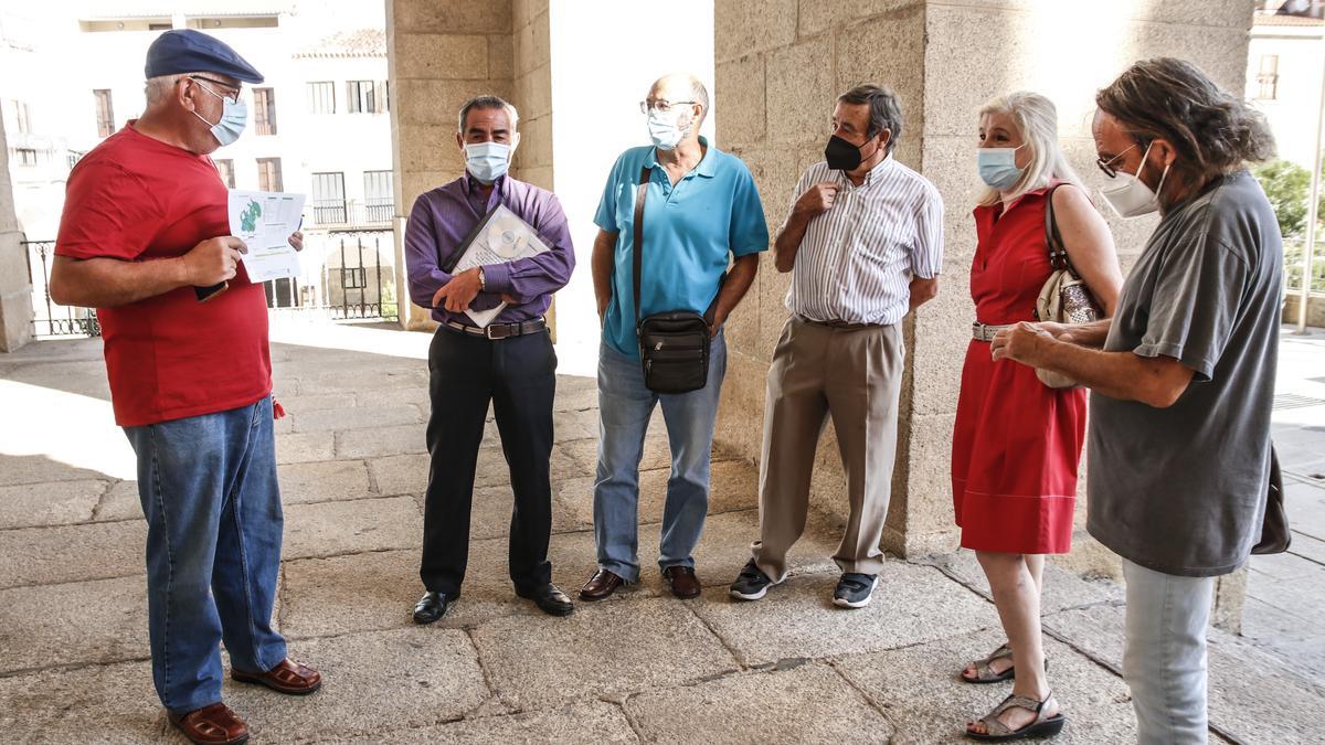 Un grupo de propietarios de parcelas de la finca Cuartos del Baño se concentraron ayer en el ayuntamiento.