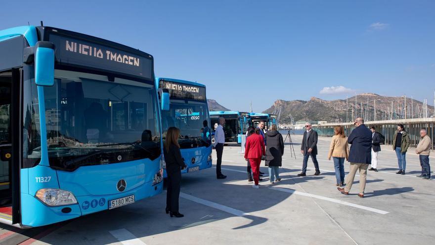 Renuevan la mitad de la flota de autobuses y les ponen wifi gratis