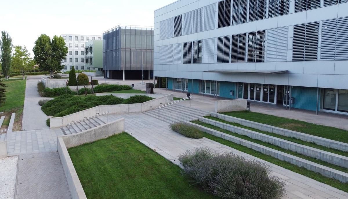 Part del campus Manresa de la UVic-UCC amb l'edifici principal, la Clínica Universitària i la FUB4